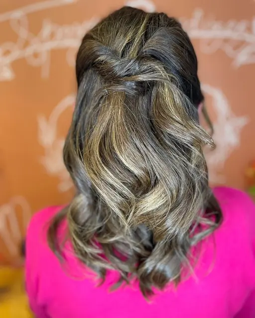 Penteado semipreso com ondas e mechas loiras