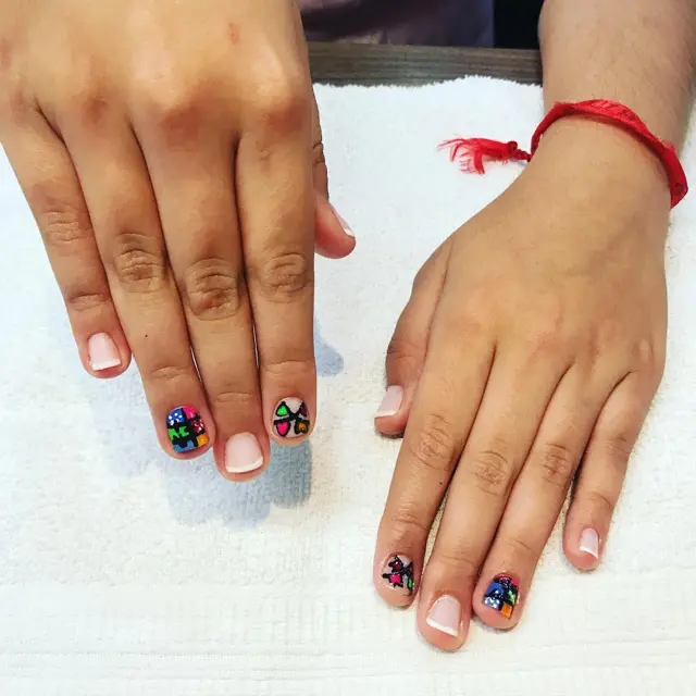 Unhas claras com detalhe de nail art