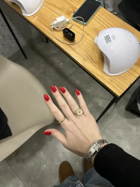 Unhas vinho sob a mesa de manicure